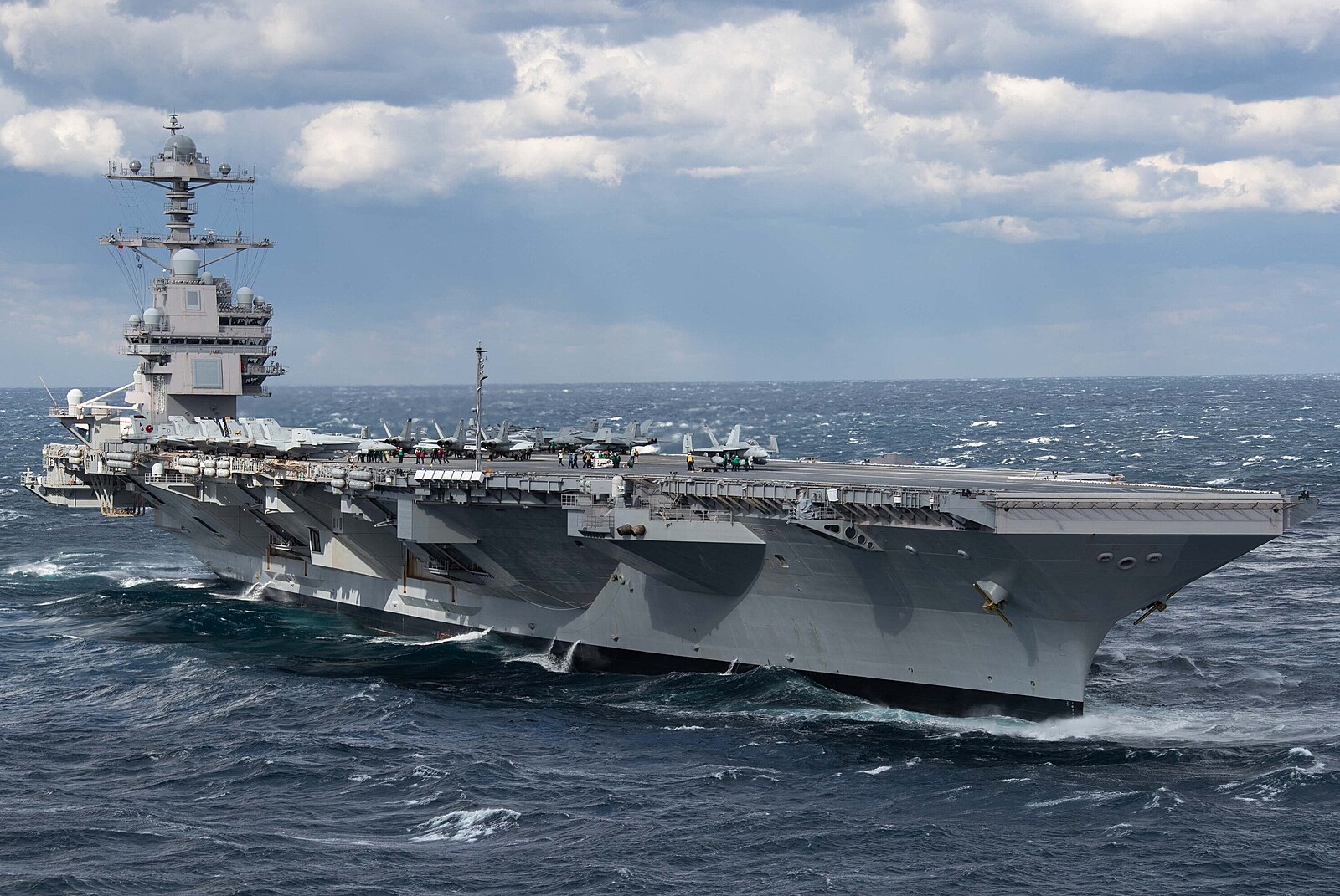 Zalekl se Trump války s Venezuelou? Svou nejlepší letadlovou loď nechal zastavit v půli cesty