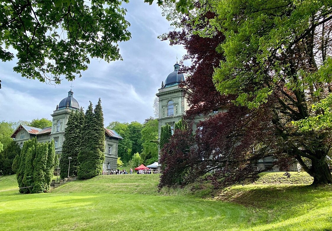 Park je p�ístupný i v okolí zachra�ované dvojice továrnických vil z konce 19....
