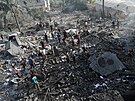 Palestinci prohledávají trosky ve mst Chán Júnis v Pásmu Gazy po izraelském...