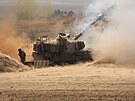 Izraelské dlostelecké jednotky a houfnice útoí bhem pátého dne stet ve...