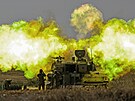 Dlostelecká jednotka IDF pálí na Gazu poblí Netivotu. (11. íjna 2023)