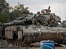 Záloníci Izraelských obranných sil odpoívají na tanku u hranic s Gazou v...