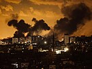 Po izraelských úderech stoupá dým ve mst Gaza. (10. íjna 2023)