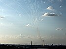 Izraelský protiraketový systém Iron Dome detekuje rakety vypálené z Pásma Gazy...