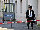 Policisté operují ped synagogou v centru Berlína, na kterou dvojice neznámých...