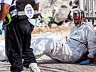Izraelský záchraná sedí ve Sderotu u mrtvého tla ze zniené policejní...