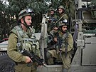 Izraeltí vojáci steí oblast u kibucu Kfar Aza. (10. íjna 2023)