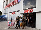 Obyvatelé v Sderotu nakupují potraviny, zatímco obchod steí armáda. (9. íjna...