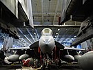 Letoun Super Hornet je pipraven ke kontrole v hangáru nejvtí letadlové lodi...