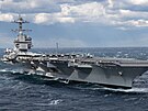 Letadlová lo USS Gerald R. Ford proplouvá Atlantským oceánem. (26. bezna...
