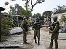 Izraeltí vojáci operují v kibucu Kfar Aza, na který zaútoili ozbrojenci...