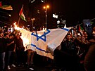 Demonstranti zapalují provizorní izraelskou vlajku bhem protestu v tureckém...