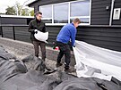 Lidé u Haderslevu v jiním Dánsku se pipravují na nepíznivé poasí. (19....