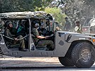 Izraeltí vojáci sedí ve vozidle humvee na pozici u hranic s Libanonem. (13....