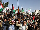Lidé v jemenském Saná protestují na podporu Palestinc v Gaze (18. íjna 2023)