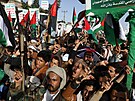Lidé v jemenském Saná protestují na podporu Palestinc v Gaze. (18. íjna 2023)