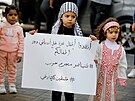 Lidé v Nablusu protestují na podporu Palestinc v Gaze (18. íjna 2023)