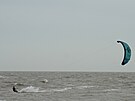 Surfai na moi vyuívají silného vtru poblí Clacton-on-Sea v Anglii. (8....