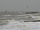 Surfai na moi vyuívají silného vtru poblí Clacton-on-Sea v Anglii. (8....