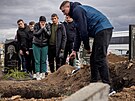 P�íbuzní poh�bívají ob�ti ruského raketového útoku na vesnici Hroza na...