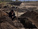 P�íbuzní poh�bívají ob�ti ruského raketového útoku na vesnici Hroza na...
