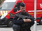 Francouztí policisté a hasii zajiují oblast po útoku noem na stední kole...