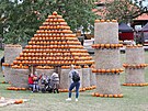 Tradiní dominantou Dýového svta je pyramida s oranovými dýnmi vhodnými na...