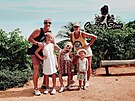 Chris Hutchinson se svou rodinou u turistické atrakce Overlap Stone v Thajsku