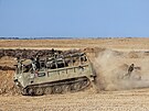 Izraelská vojenská vozidla a vojáci z dlostelecké jednotky se shromaují u...