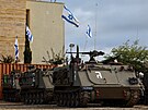 Izraelské vojenské obrnné transportéry (APC) jsou rozmístny u izraelských...