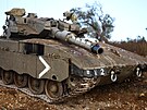 Izraelský tank na pozici u izraelských hranic s Libanonem (19. íjna 2023)