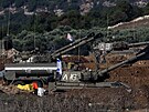 Pohled na izraelské dlostelecké jednotky na pozici u izraelských hranic s...