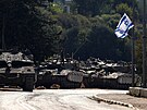 Izraelské tanky na silnici u hranic s Libanonem (12. íjna 2023)