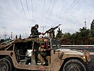 Izraeltí vojáci jedou ve vojenském vozidle poblí izraelské hranice s Gazou....