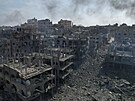 Pohled na trosky budov zasaených izraelským náletem v Dabalíji v Pásmu Gazy...