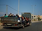 Palestinci prchají ze svých dom ped izraelskými údery poté, co Izrael vyzval...