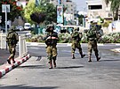 Izraeltí vojáci na pozicích po masové infiltraci ozbrojenc Hamásu z Pásma...