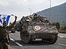 Izraelské obrnné transportéry míí k hranici s Libanonem. (10. íjna 2023)