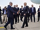 Prezident USA Joe Biden piletl do Tel Avivu. Na letiti ho pivítali...