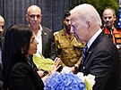 Prezident USA Joe Biden piletl do Tel Avivu. Seel se s píbuznými obtí a...
