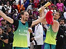Pláoví volejbalisté Ondej Perui (vlevo) a David Schweiner slaví zisk titulu...