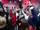Píznivci opoziní polské strany Obanská koalice reagují triumfáln na odhady...