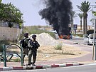 Izraeltí vojáci ve mst Ofakim, do kterého pronikli ozbrojenci Hamásu. (8....