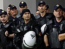 Albántí policisté sledují u hit utkání evropské kvalifikace proti esku.
