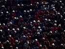 Albántí fanouci sledovali utkání proti esku na stadionu v Tiran v bílých...