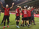 Euforie albánských fotbalist, kteí s fanouky slaví dleité vítzství nad...