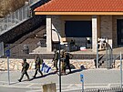 Izraeltí vojáci procházejí obcí Metula u hranic s Libanonem. (13. íjna 2023)