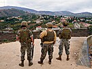 Libanontí vojáci shlíejí pes hranice na izraelskou obec Metula. (15. íjna...