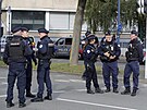 Francouzská policie a hasii stojí ped kolou Gambetta-Carnot, kde byl v pátek...