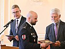 Policista Marek Svoboda pebírá z rukou prezidenta Petra Pavla ocenní za...